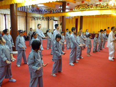 魏老师心怀慈善,弘法寺讲国学,拳传有志少年。