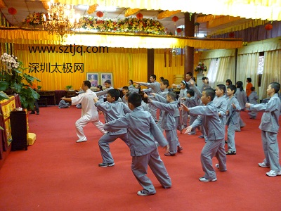魏老师心怀慈善,弘法寺讲国学,拳传有志少年。