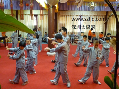 魏老师心怀慈善,弘法寺讲国学,拳传有志少年。