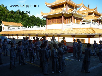 魏老师心怀慈善,弘法寺讲国学,拳传有志少年。