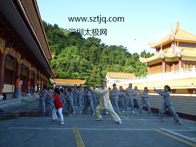 魏老师心怀慈善,弘法寺讲国学,拳传有志少年。