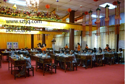 魏老师心怀慈善,弘法寺讲国学,拳传有志少年。