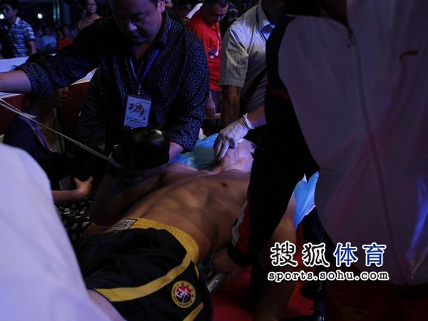 上官鹏飞接受救治