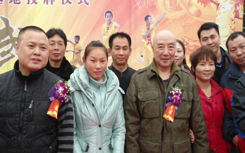 刘强馆长、王宁主教练应寮步信义学校邀请表演陈氏太极拳