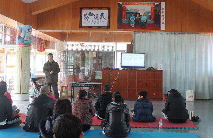 2012年12月30日,魏勰老师为大家讲解太极拳与养生(第二期)