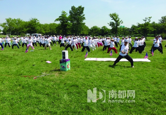 400华人在美国纽约公园练太极