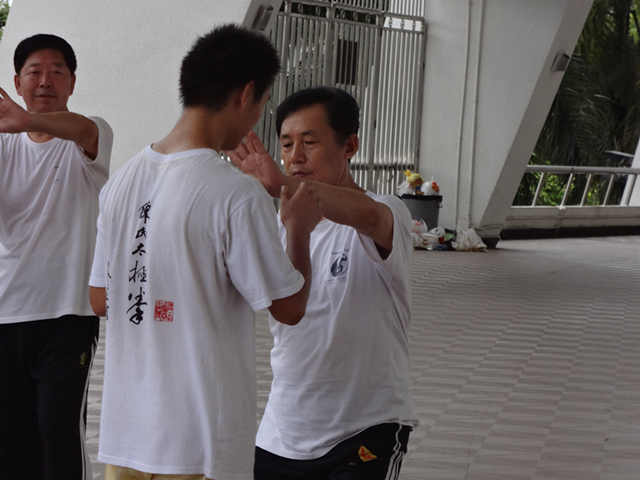 狂风暴雨也浇不灭对太极拳的热情