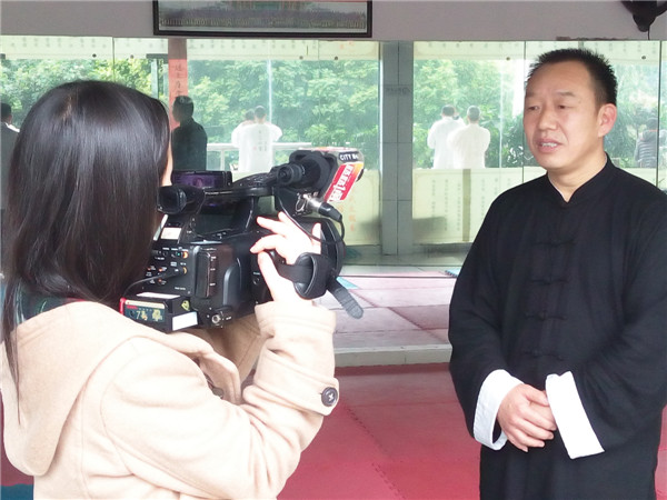 腊八节深圳都市频道记者来我馆采访