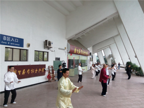 腊八节深圳都市频道记者来我馆采访