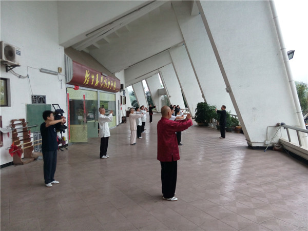 腊八节深圳都市频道记者来我馆采访