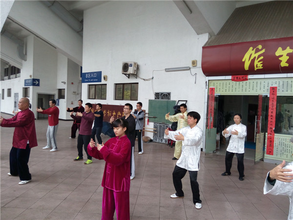 腊八节深圳都市频道记者来我馆采访