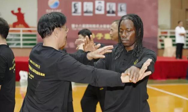 “我爱太极拳,我爱陈正雷!”——年会上的外国太极家人!