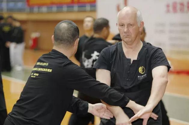 “我爱太极拳,我爱陈正雷!”——年会上的外国太极家人!
