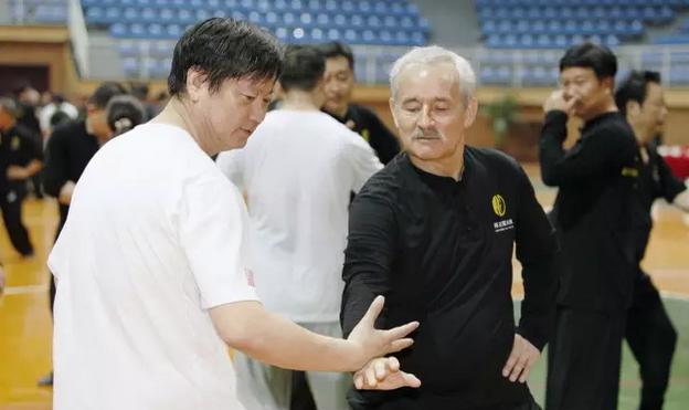 “我爱太极拳,我爱陈正雷!”——年会上的外国太极家人!